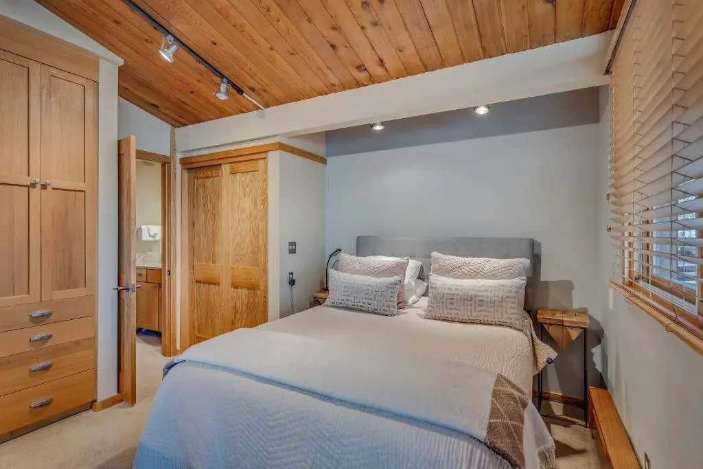 Laurelwood Condominiums Studio Premier Unit 114