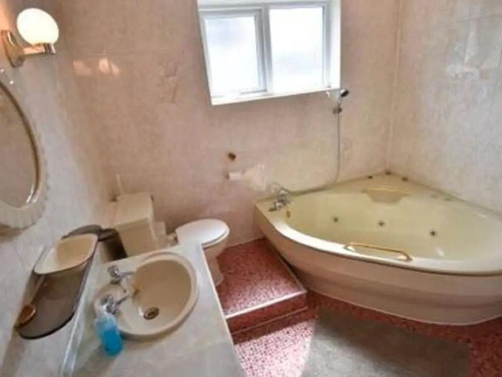 Centrally-located Apartment in Coventry With Netflix
