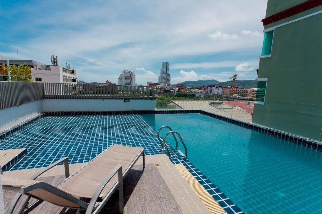 Hallo Patong Hotel - Rooftop Pool - Stunning Mountain Views & OTOP Market