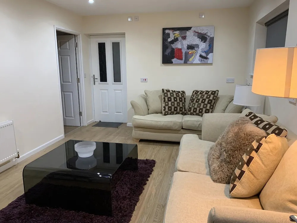 6 bed House With 2 En-suites, Garden and Parking