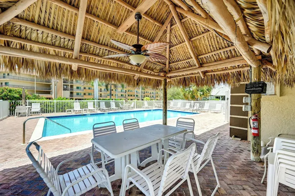 Marco Island Townhome: 2 Mi to Beaches!