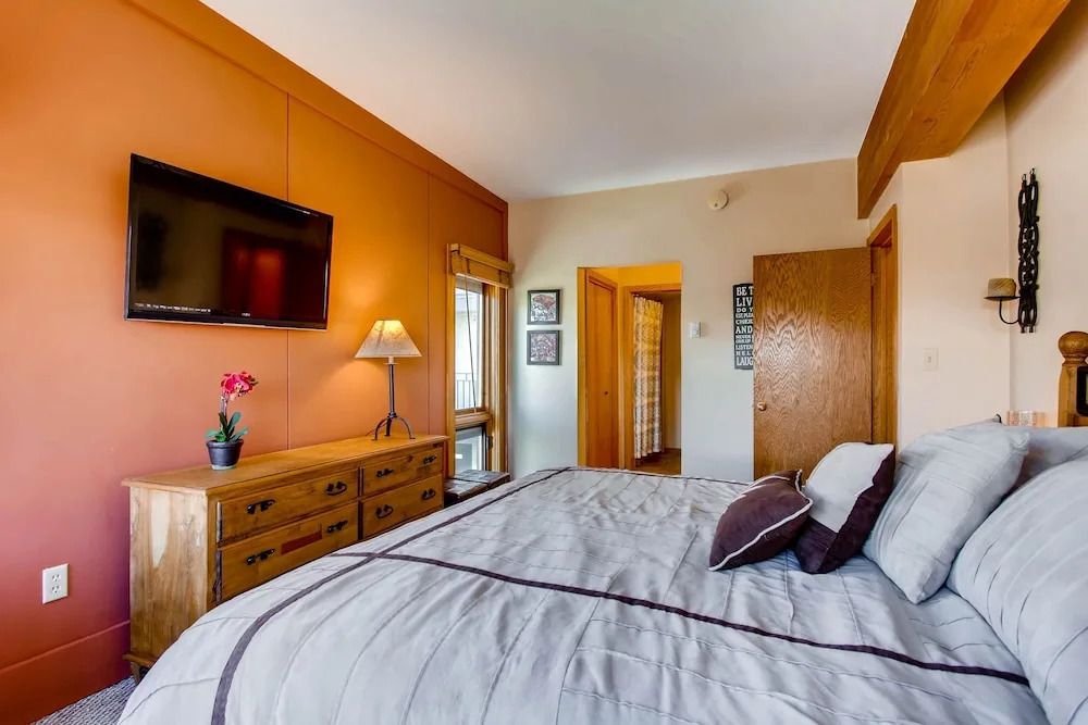 Unique & Modern 3 Br/2ba - Ski-in/ski-out 3 Bedroom Condo - No Cleaning Fee! by RedAwning