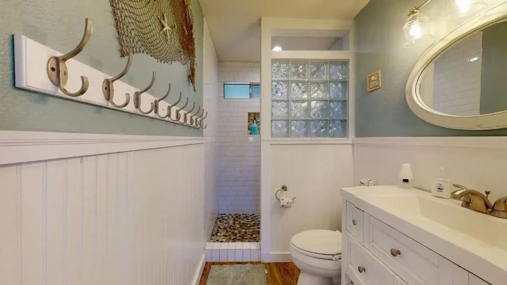 GU501 Unique Beach Home with Large Fenced in Yard, Screened in Porch, Close to Restaurants & Shops