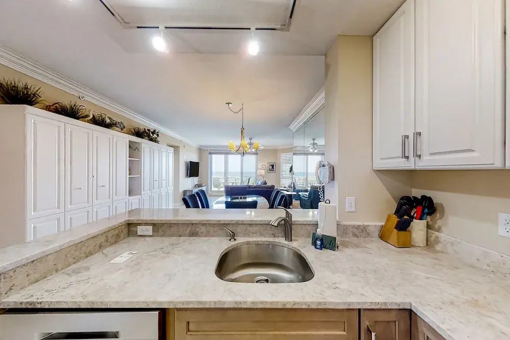 Oceanfront, 2nd-floor Condo With Balcony, Hdtvs, Wifi, AC & Shared Pool
