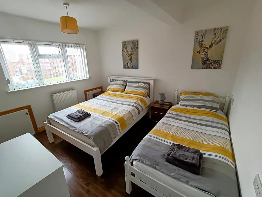 Spacious 3-Bedroom House Near Leeds City Centre By Homebird Property Management Short Lets & Serviced Accommodation Leeds With En-Suite Bathrooms & Free Parking