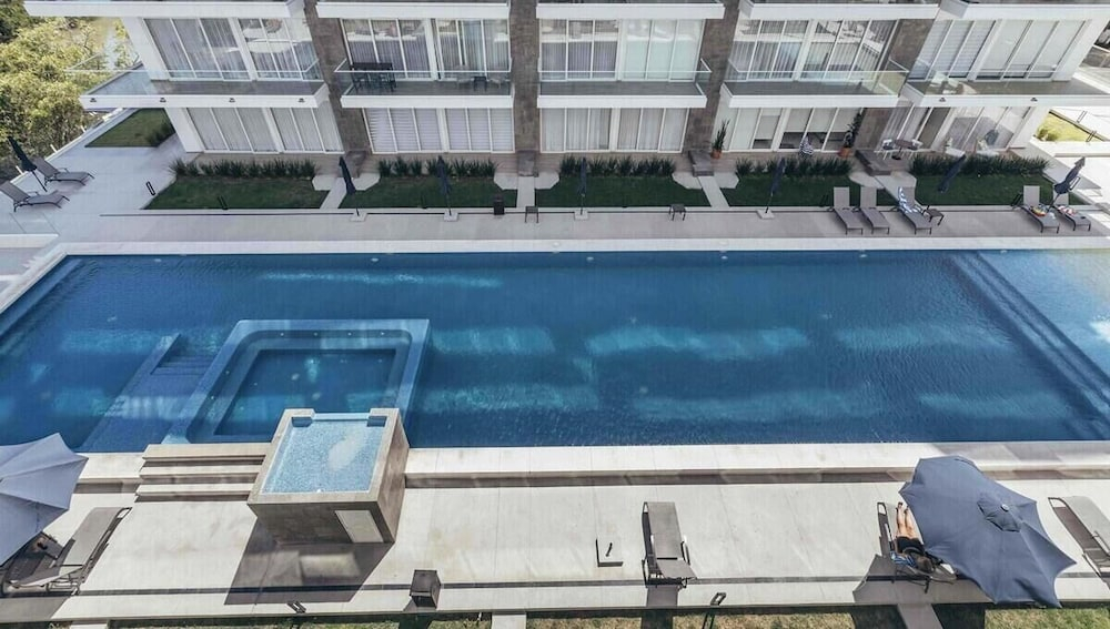 3BR Condo Right Next to the Beach - Pool - Palapa