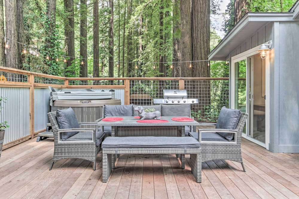 Redwoods Cabin w/ Hot Tub: Walk to Russian River!