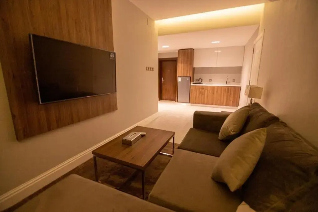 قولدن سكوير طريق الرياض Golden Square Riyadh Road