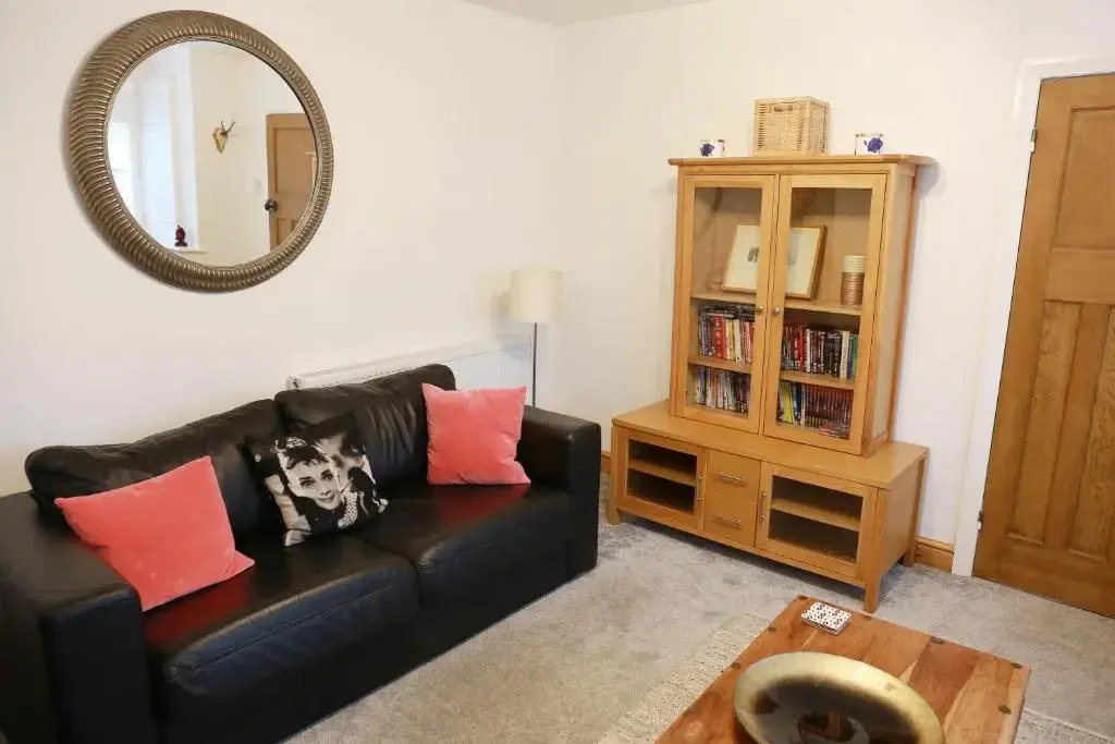 3BR House Sleeps 8 Close to Chester Zoo