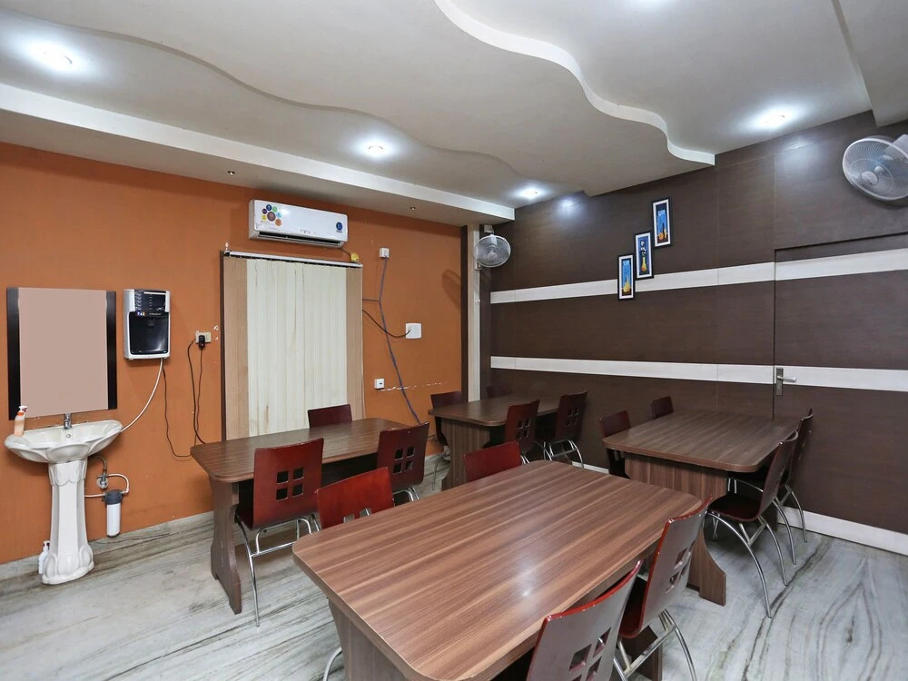 OYO 13288 Hotel Rajashree Inn