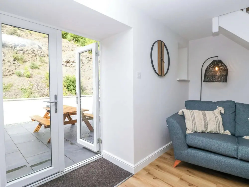 Riverside Cottage No 4