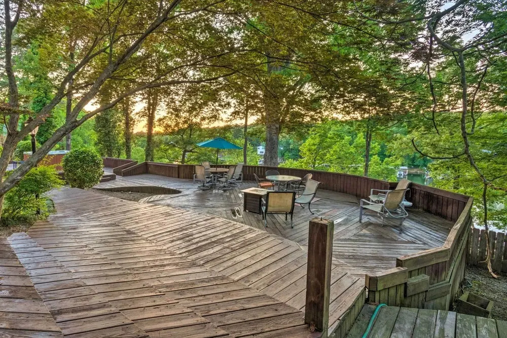 Dock, Hot Tub & Kayaks: Luxe Hot Springs Lakehouse