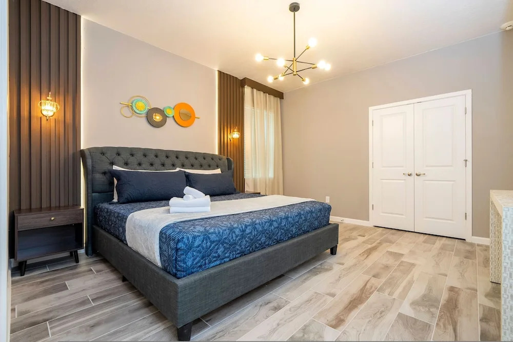 Stunning 15 Suites Close to Disney