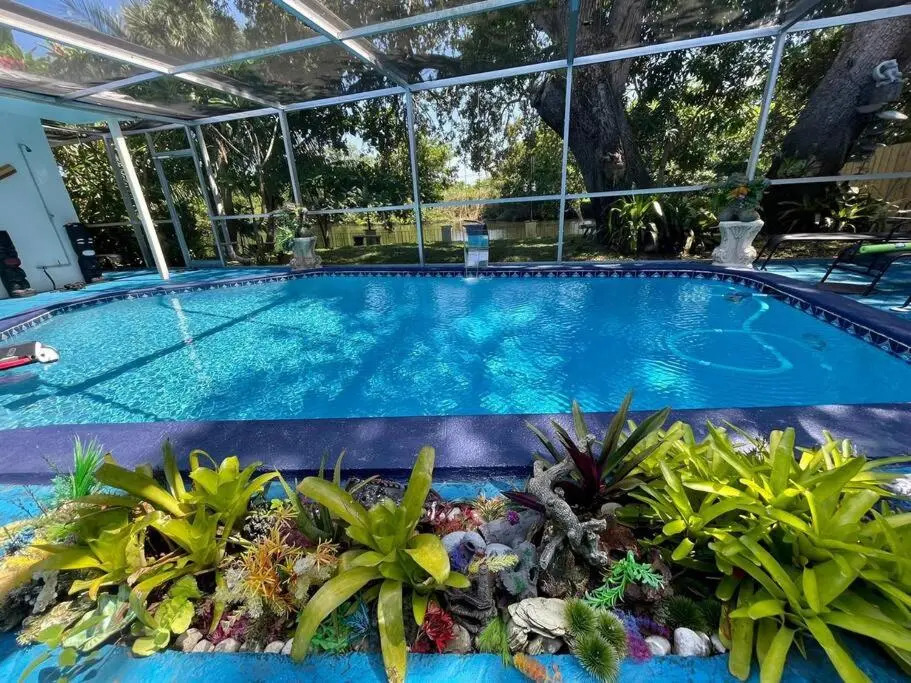 RIVER to BEACH 3 R 2 B Family and Pet Heated pool Airport Downtown Beach K2