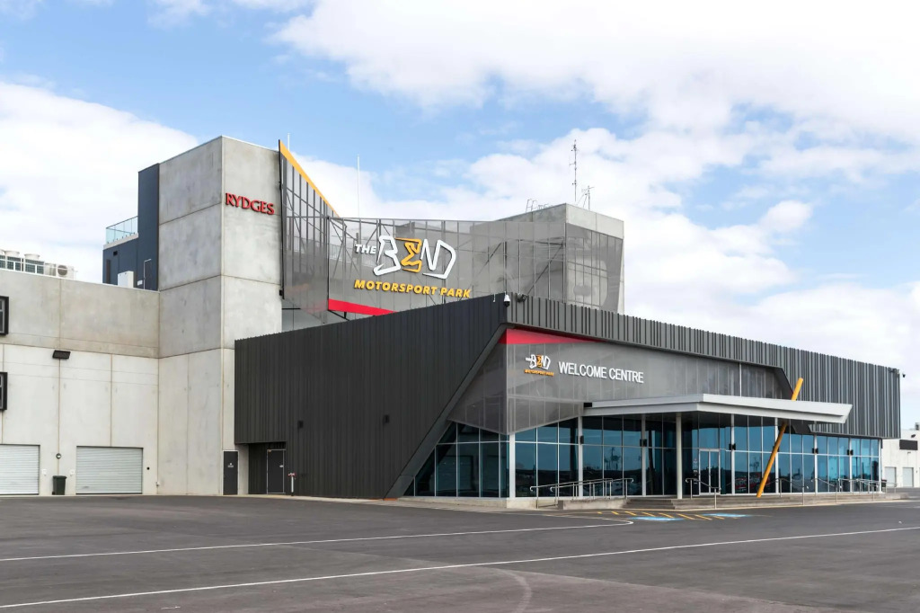 Rydges Pit Lane