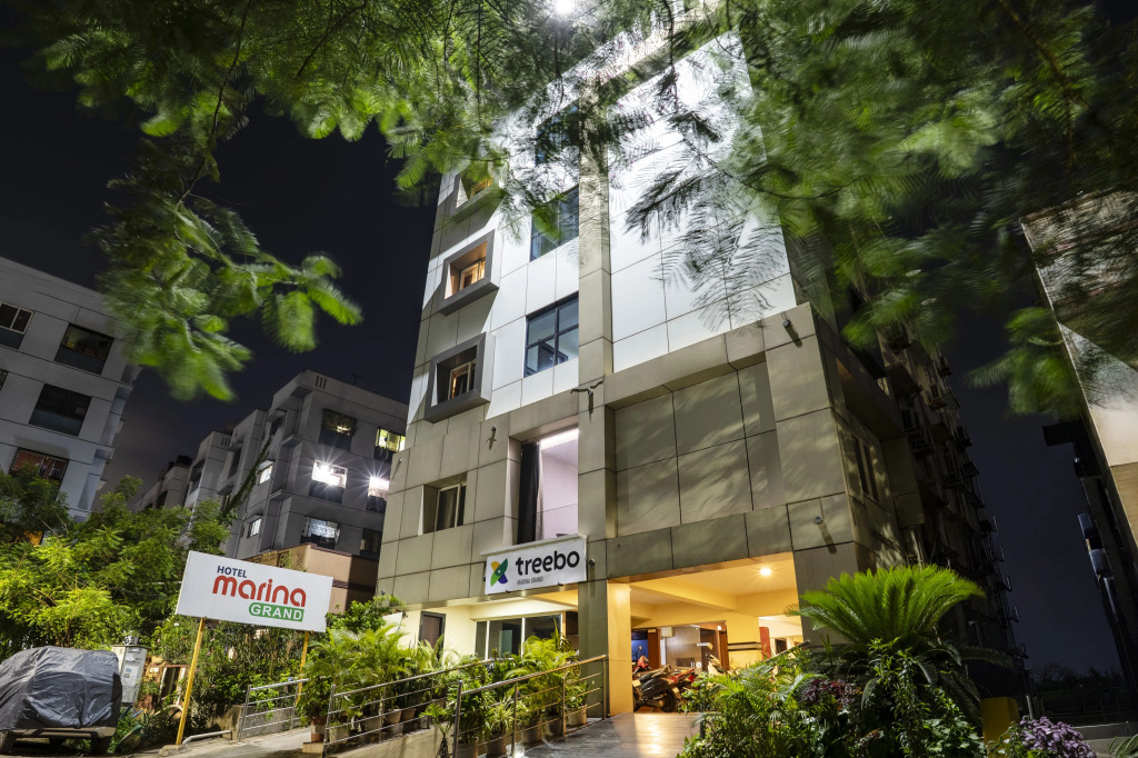 Treebo Marina Grand, Railway station