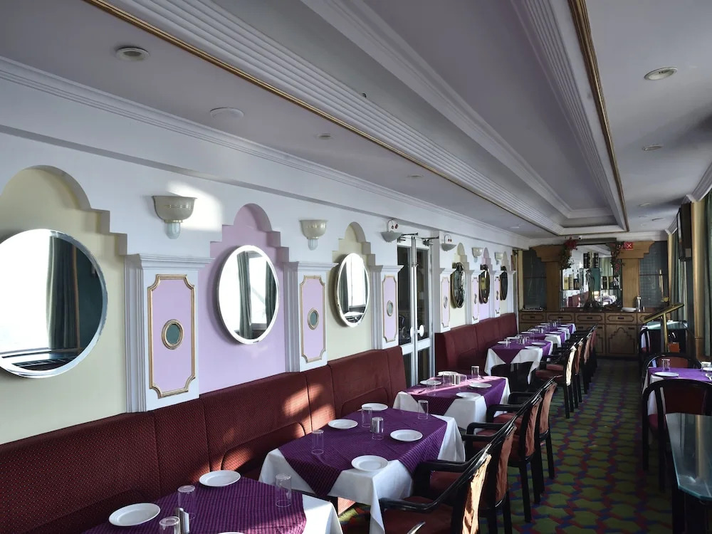 Itsy Hotels Crystal Palace Shimla With Valley View