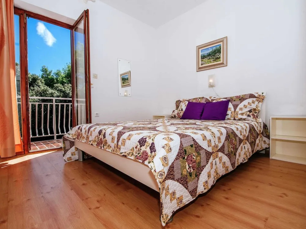 Spacious First Floor Accomodation With 2 Apartments, Near the Beach