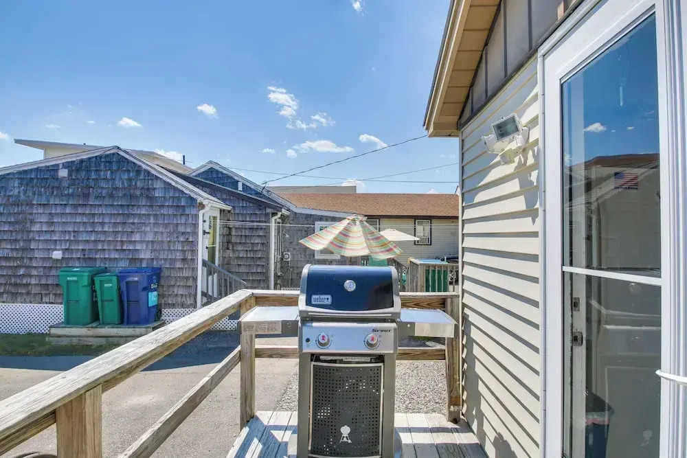 Cozy Hampton Cottage - Walk to Beaches & Marina!
