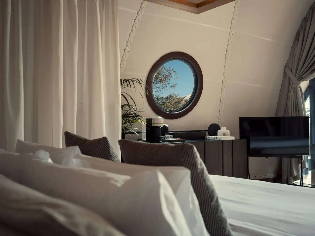 91 Athens Riviera, The Resort
