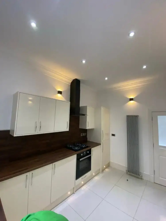 Charming 2-bed Apartment in Wolverhampton