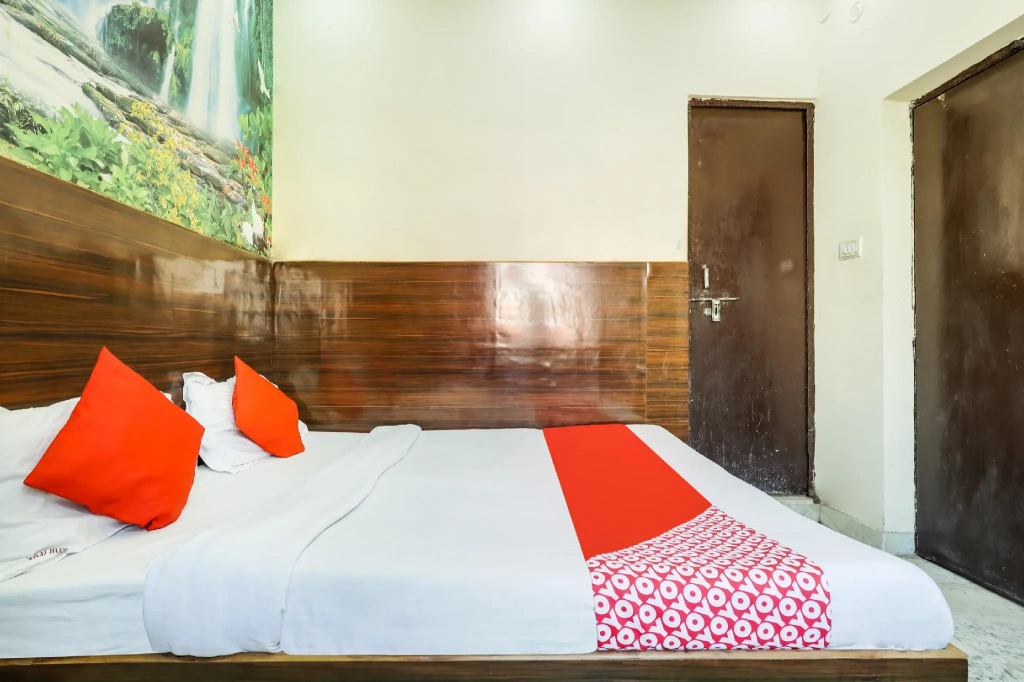 OYO 76240 Monika Guest House