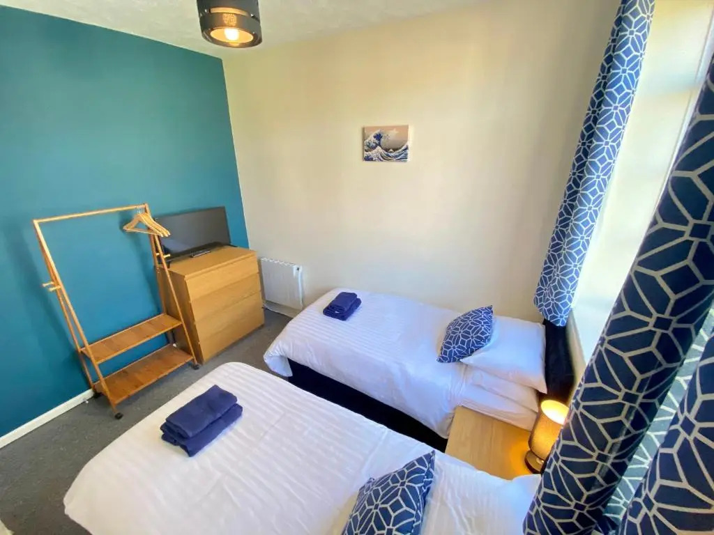 4 Single beds or 2 Doubles - FREE PARKING SPACES - SMART TV's - City Centre Spacious flat