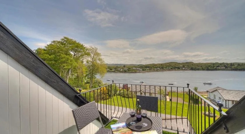 Lochnell Arms Hotel