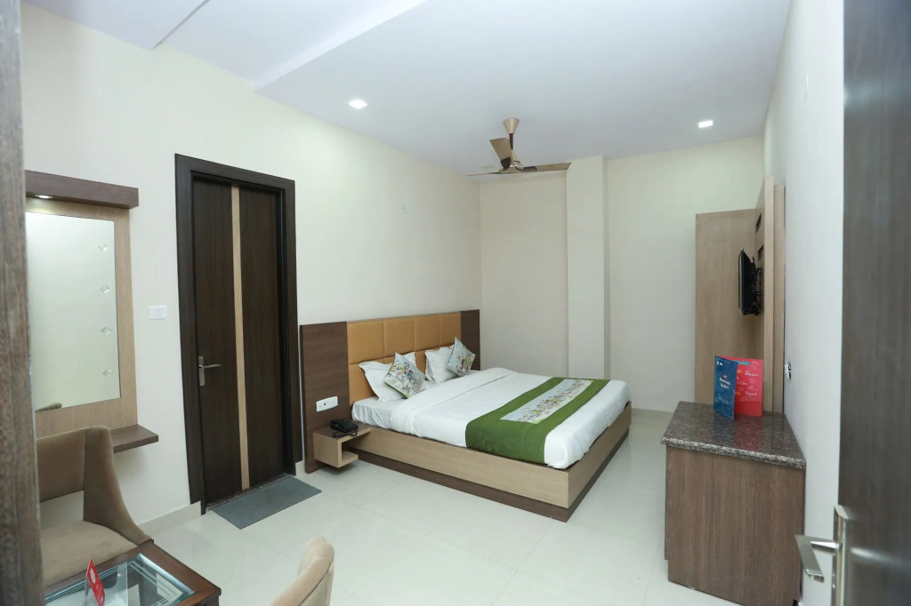 Royal Crown By OYO Rooms