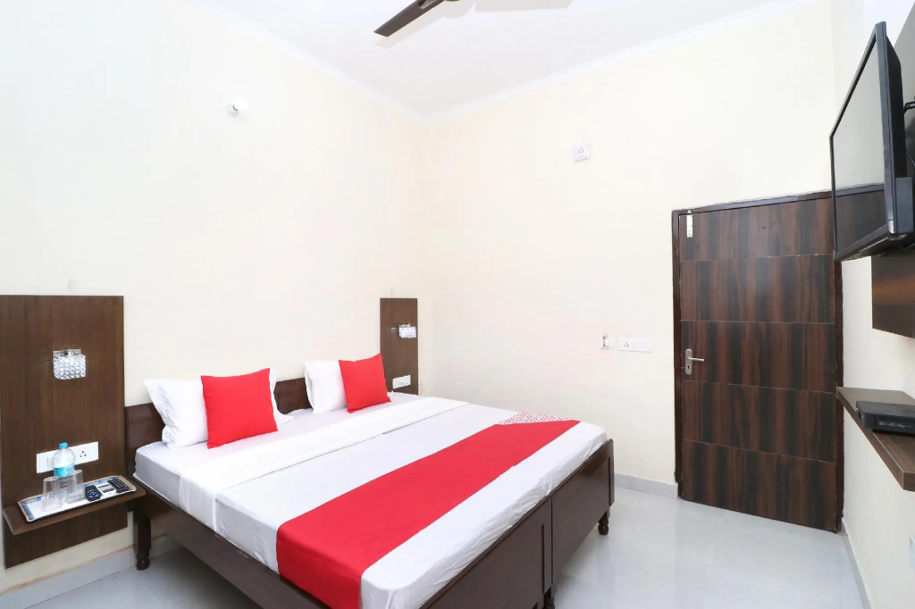OYO 24122 Hotel Sharnam