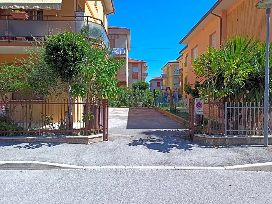 B&B Casa Fuori Casa - 200 mt dal casello autostradale, parcheggio gratuito, garage moto
