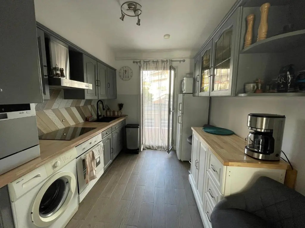 Charming AC 2-bedroom apartment Antibes city center family, couples friendly