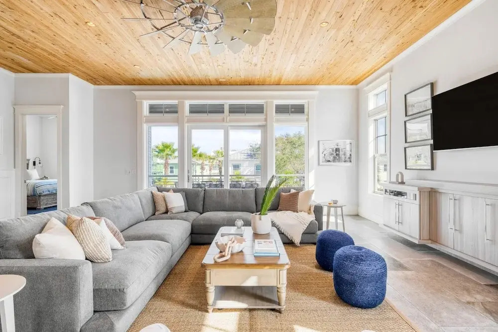 Monarch by Avantstay Stunning Estate 1 Block to Beach, Swim Up Bar, Hot Tub, & Rooftop Views
