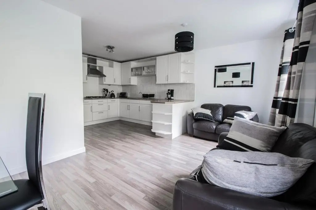 Orange Town House - Shaw Road, Only 6 Minutes to City Centre