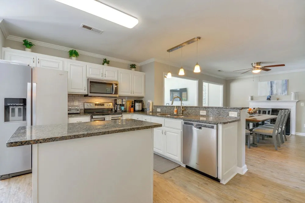 Fenced Yard & Ping-pong Table: Spacious Graham Gem