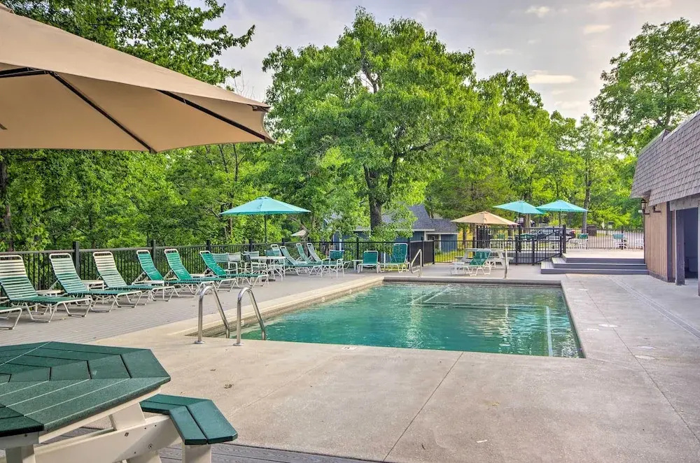 2 Decks & Pool Access: Osage Beach Retreat