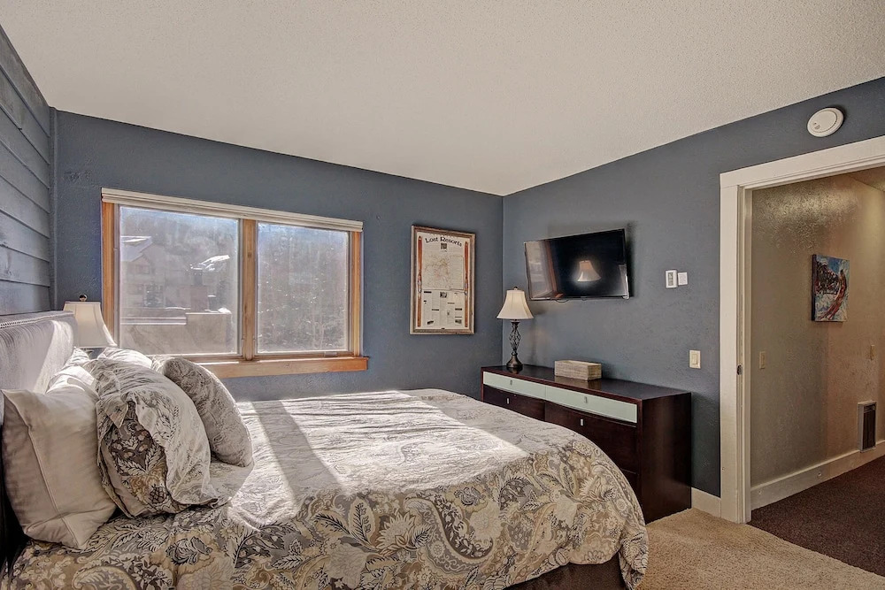 Beautiful Mountain Condo A Minute to Lift - AN210 by RedAwning