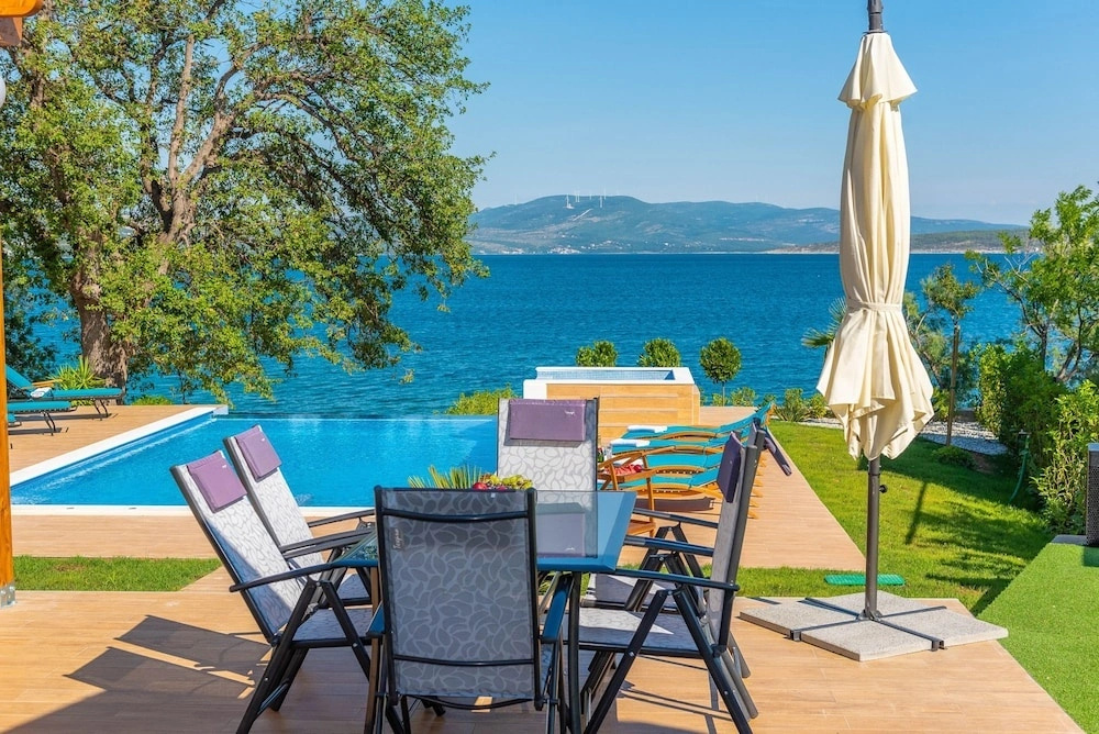 Beachfront Villa Promenada