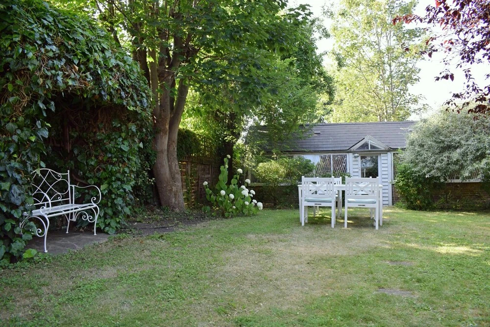 1 Bedroom Apartment With Garden in South West London