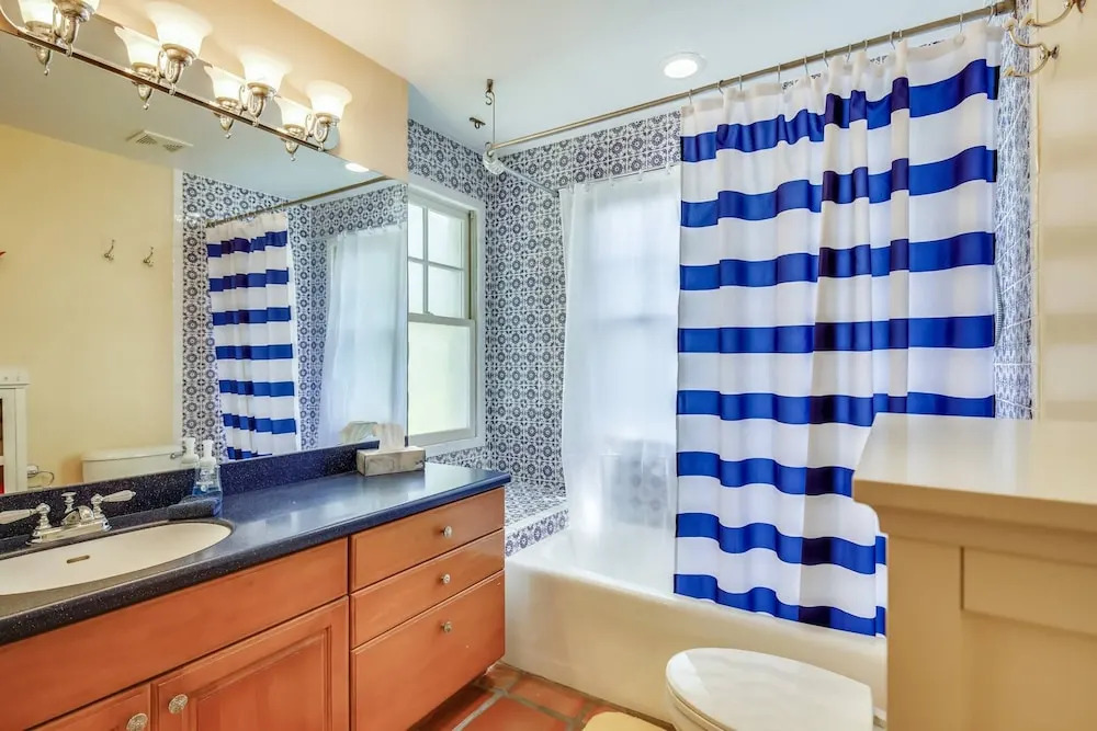 Cottage by the Pool by Avantstay w/ Balcony, BBQ & Shared Pool! Month Long Stays Only