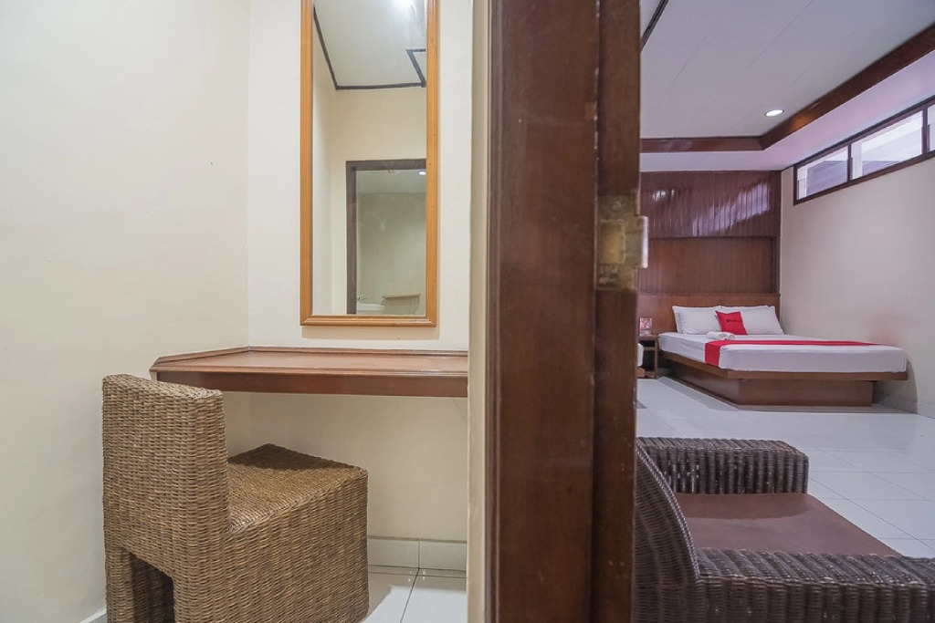RedDoorz plus near Museum Geologi Bandung