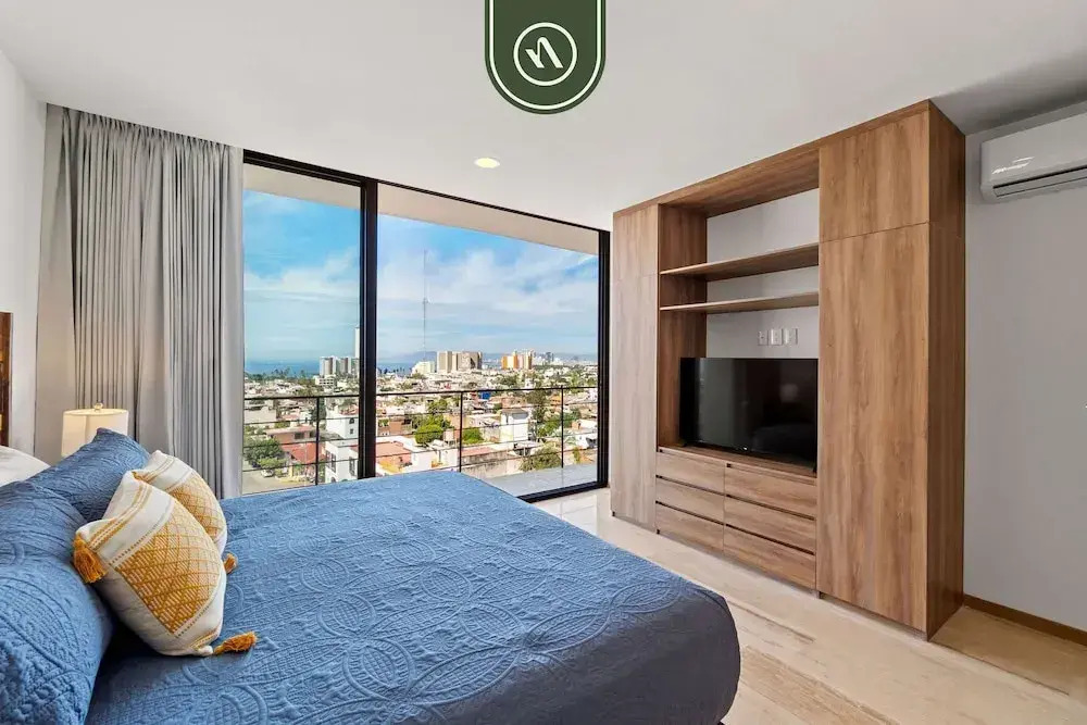 Corner 2 BR Condo - Rooftop Pool With Oceanview