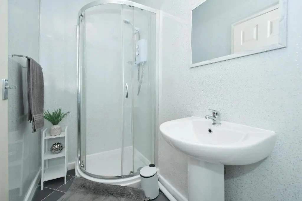 Beautiful 3-bed House by Ministays Stoke-on-trent