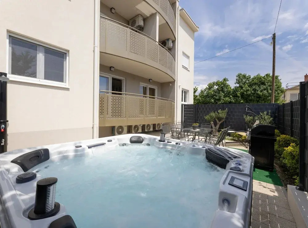 Luxurious and Spacious Apartment With Hot Tub