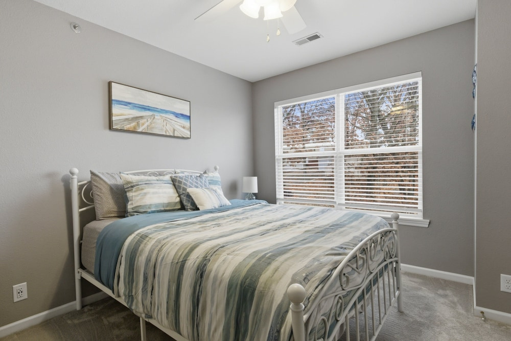 Lake Views & Loft Retreat for Kids w/ 12x30 Slip at Mm11