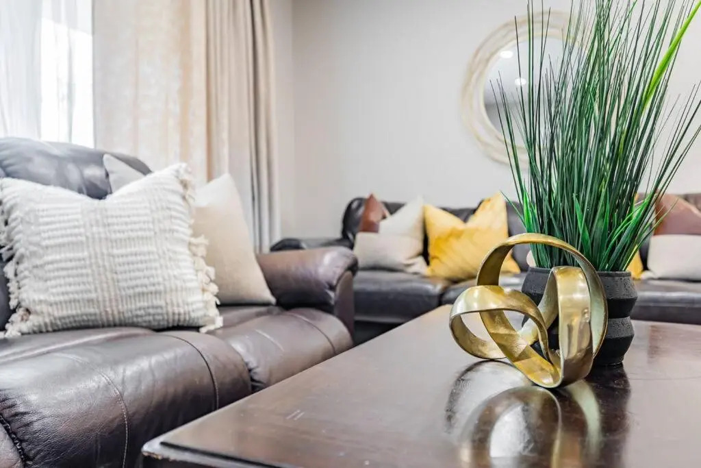 Cheerful 3 Bedroom - 2 Bath House Free Parking