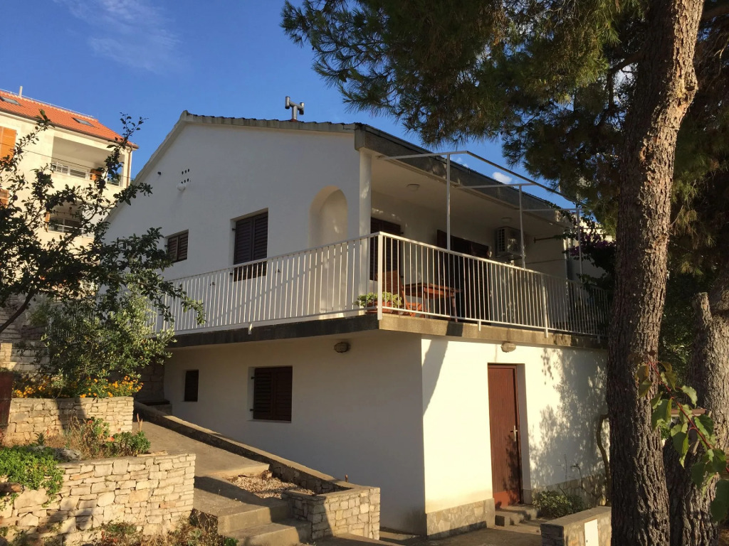 Holiday house Vanesa - 50m from the sea: Stomorska, Island Solta