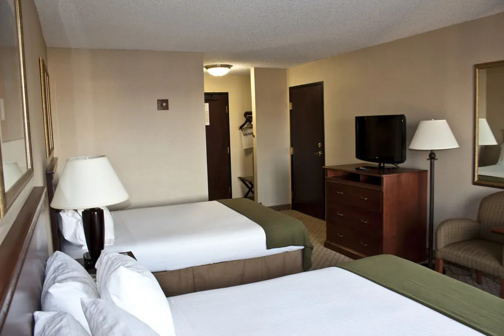 Holiday Inn Express & Suites Garden City