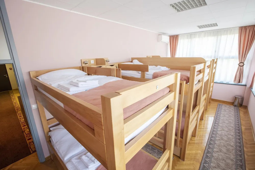 Hostel amd