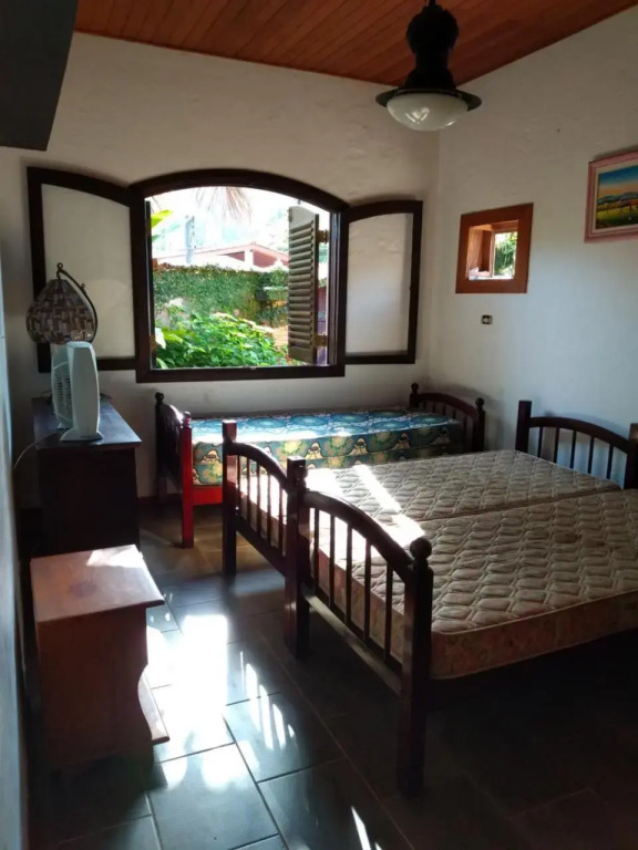 Casa com piscina em condomínio fechado no Guarujá